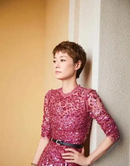 马伊琍这次放开了,穿玫红色亮片纱裙高雅精致,气质堪称一米八