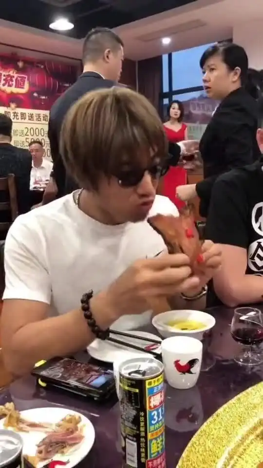 社会乌鸦哥,不爽就掀桌,带付钱的人就行了