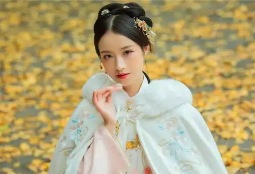 新聊斋男子荒寺画一女郎,因此被关入石牢,画中女相救结姻缘
