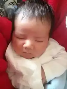 红安一位妈妈嫌儿子出生时丑差点扔掉,结果几个月之后.....