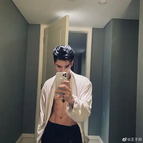 王子异情人节秀腹肌啊啊啊