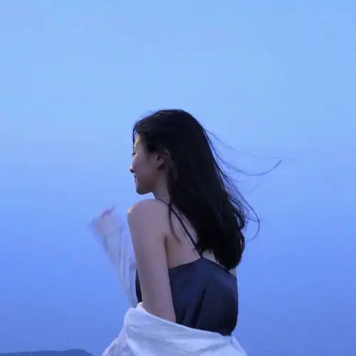 听说头像用久了,本人会变得和头像一样求广大朋友们看过来,有没有发量无敌螺旋巨多的女头