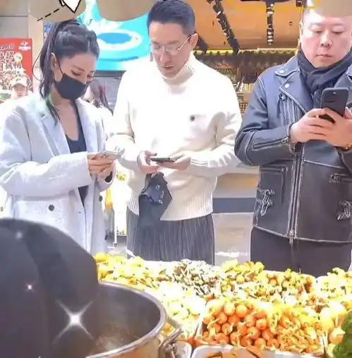 汪小菲携新欢旅游3个城市新欢心情差,发现被偷拍后狠狠瞪镜头