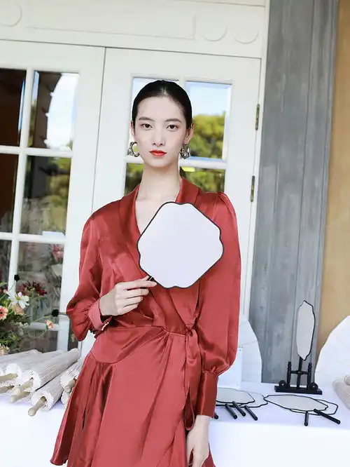 模特项偞婧性感出境,时尚百变女王私下竟然这幅模样,气场全开
