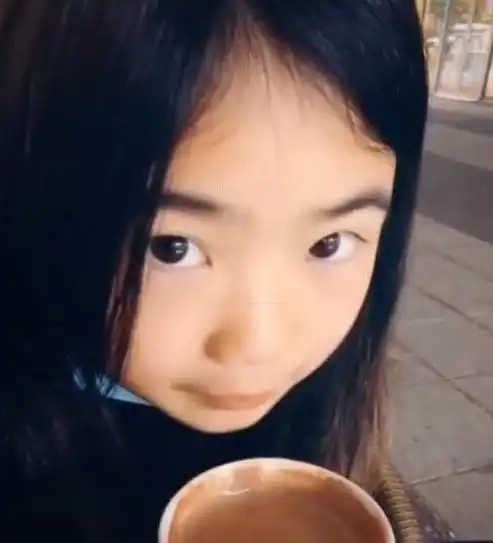 曹格女儿近照曝光,10岁grace颜值逆袭,大眼睛大长腿抢镜