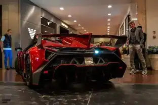 一枚红色的毒药敞篷版兰博基尼venenoroadster