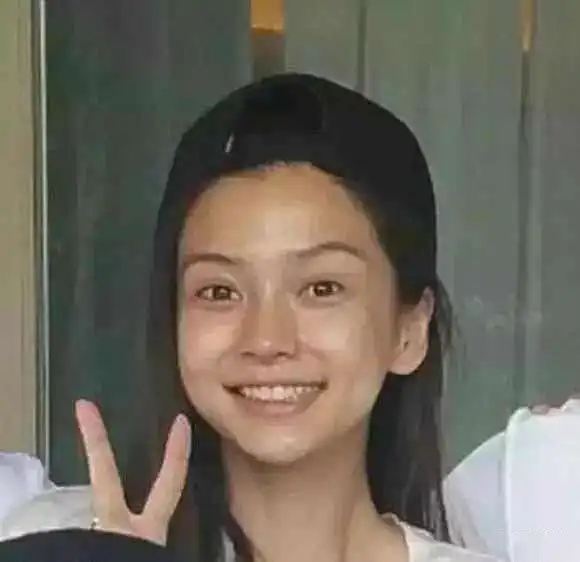 不当小龙女的李若彤,浓妆艳抹美得太惊艳,眼神杀好撩人