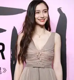 杨颖自称其实我挺开心的,网友却发现左手婚戒已经悄悄摘掉了