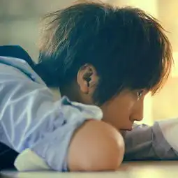 求阿信经典侧趴桌子的大图附小图