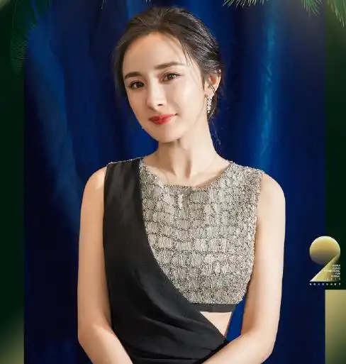 杨幂身材到底有多撩人穿纸片衣亮相,转身时蝴蝶腰亮了