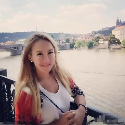 李玟晒三姐妹陪母亲旅行照