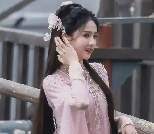 长月烬明还未杀青,白鹿新剧就被爆,有望与许凯三搭古装剧
