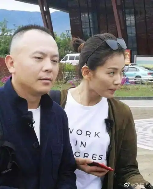 亲爱的客栈开录,刘涛夫妇现身场面冷清,易烊千玺保镖簇拥排场大