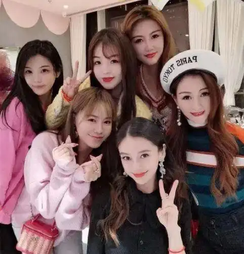 baby为3岁儿子庆生不见黄晓明,合影磨皮太严重,风格神似李小璐