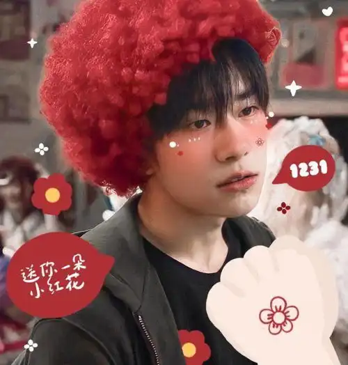 易烊千玺被桌咚后害羞,眼神嘴角超有戏,粉丝喊话想扑倒
