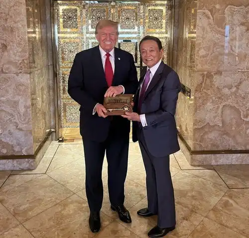日本前首相麻生太郎跑到美国拜会前总统特朗普,日媒拜登政府人士批日本做法卑鄙