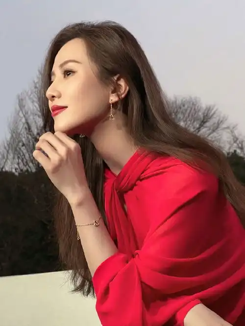 组图刘诗诗2022第一组随拍出炉穿红裙画红唇双手比v好喜庆