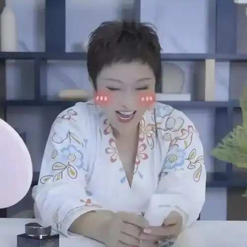 吉祥物人形立牌向太直播一晚上卖3亿背后,是为向佐郭碧婷铺路
