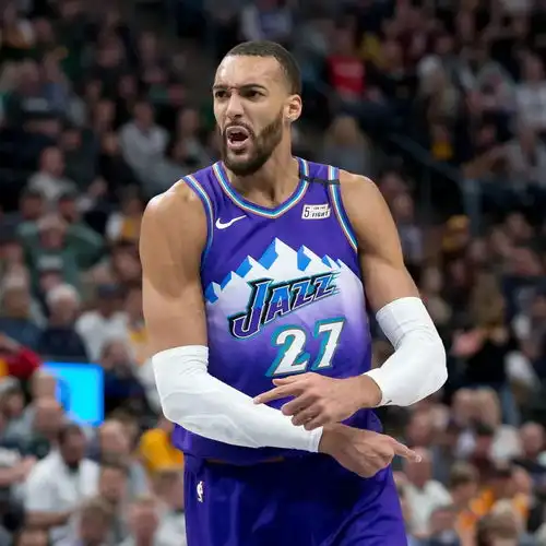 nba早报三代库里对比图,三队追求杜兰特,霍华德埃及游玩照