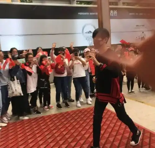 易烊千玺录制亲爱的客栈,粉丝素质高排队欢迎千玺很高兴
