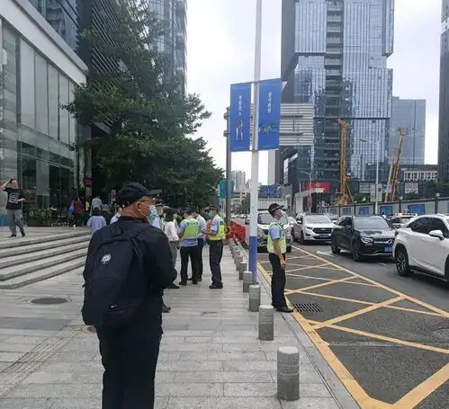 深圳上梅林地铁口,商贩被城管赶,早餐洒落一地,看了都心寒