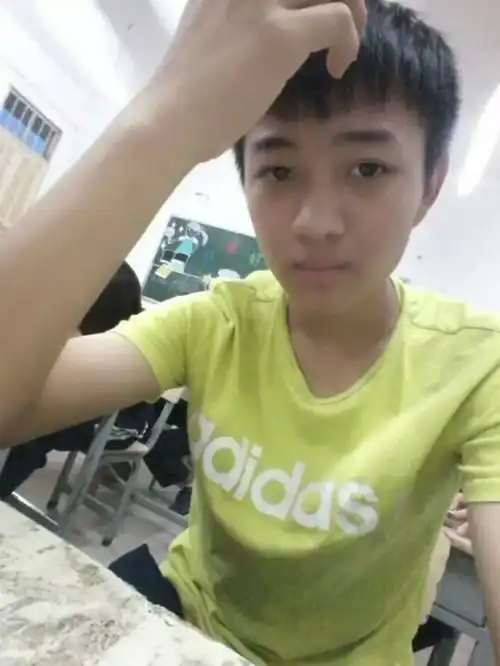 求15岁帅哥照片,最好全身照不是裸身越多越好