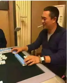 张嘉译过年和朋友打麻将,抽烟动作霸气,网友很接地气