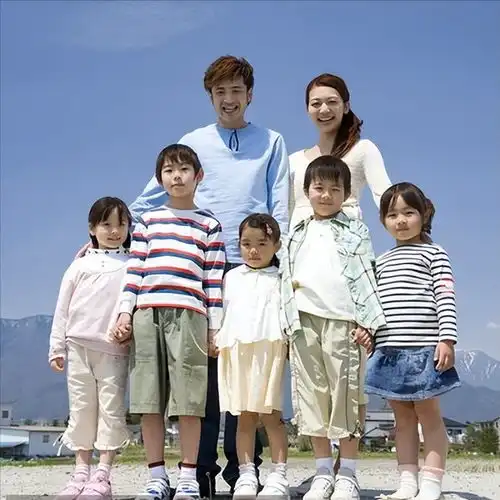 70后新疆小伙,定居日本23年身价千万,娶两任日本妻子生了五个娃