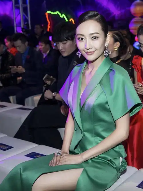王鸥气质真好,一袭长裙宛如仙子,穿凉鞋漫步沙滩画风太唯美