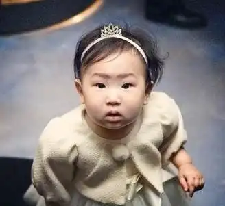 金喜善女儿曾因丑被骂,如今她9岁凭借大长腿与甜美笑容完美逆袭
