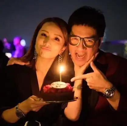 他是黄家驹的兄弟,曾5次出演西门庆,爱过梅艳芳,如今怎样了