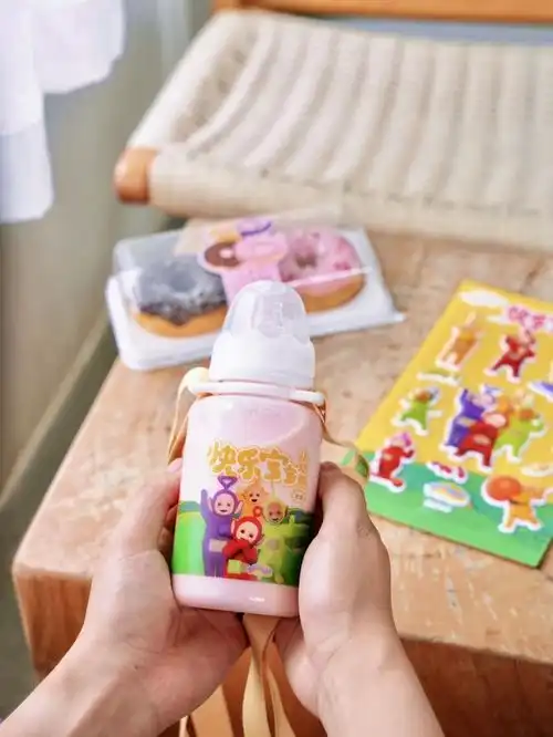奈雪小奶瓶奶昔成六一爆款,第二届快乐宝宝节童趣回归