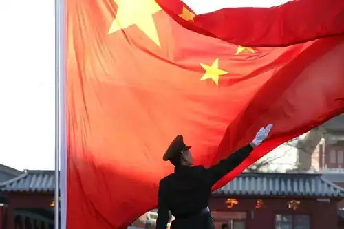 五星红旗与壮美山川同框刚刚,开幕大美河山与五星红旗同框,惊艳