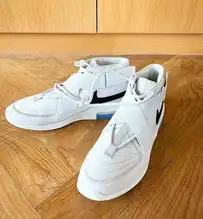 继续拉仇恨黑人再次晒出nike话题球鞋