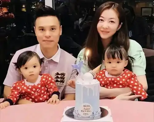 熊黛林异卵女儿被热议,孩子长相对此太惨烈,被质疑偏心漂亮那个