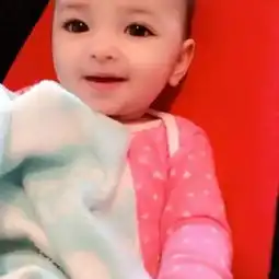 出生自带美颜效果,瑞典宝宝网上走红